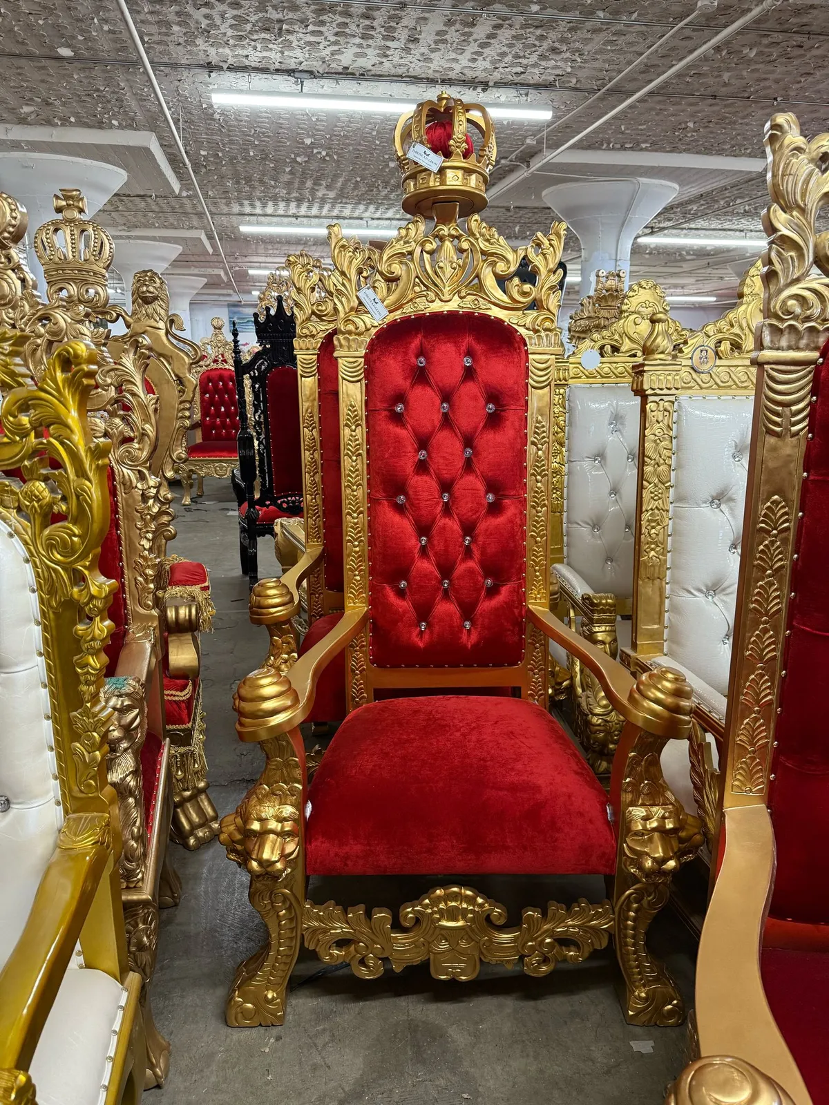 红色国王宝座象征APP的至尊体验